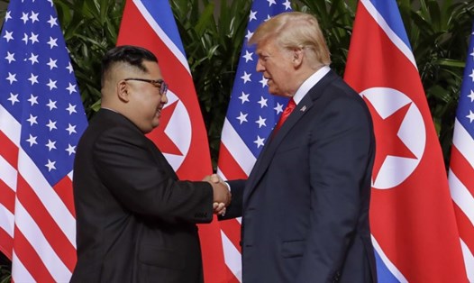 Tổng thống Mỹ Donald Trump và nhà lãnh đạo Triều Tiên Kim Jong Un tại hội nghị thượng đỉnh ở Singapore ngày 12.6.2018. Ảnh: AP