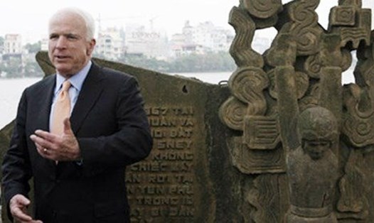 Thượng Nghị sỹ Mỹ John McCain thăm lại tượng phù điêu bên hồ Trúc Bạch, nơi máy bay của ông từng bị rơi năm 1967. Ảnh: Reuters