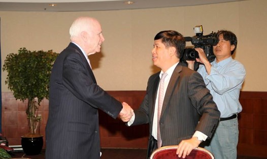 Thượng nghị sĩ John McCain là chính khách có tên tuổi đầu tiên của Mỹ lên tiếng mạnh mẽ về vấn đề Biển Đông tại cuộc hội thảo do CSIS tổ chức ngày 20.6.2011. Ảnh: FB Đại sứ Nguyễn Quốc Cường.