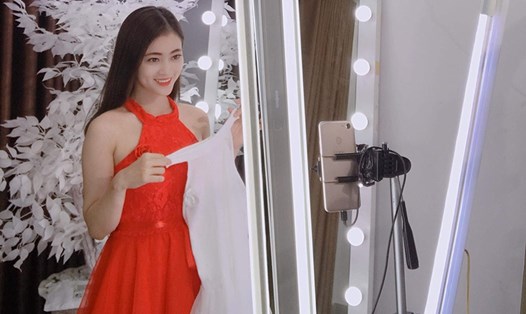 Người mẫu Cao Hải trong một buổi livestream giới thiệu sản phẩm cho một thương hiệu đầm dạ hội - Ảnh: PV.