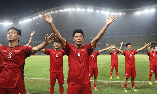 Trung vệ U23 Việt Nam cảnh báo các đồng đội tập trung trước lối chơi thiên về thể lực của đối thủ U23 Syria. Ảnh: Đ.Đ