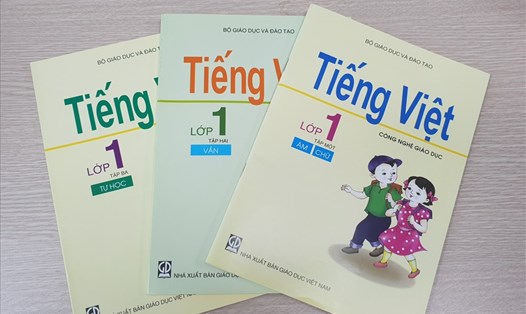 Sách công nghệ giáo dục có 3 tập. Ảnh: Nguyễn Huyên