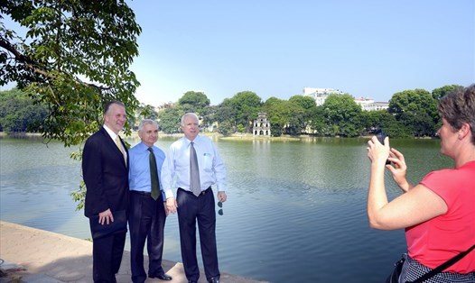 Thượng nghị sĩ John McCain chụp ảnh bên hồ Hoàn Kiếm. Ảnh: ĐSQ Mỹ