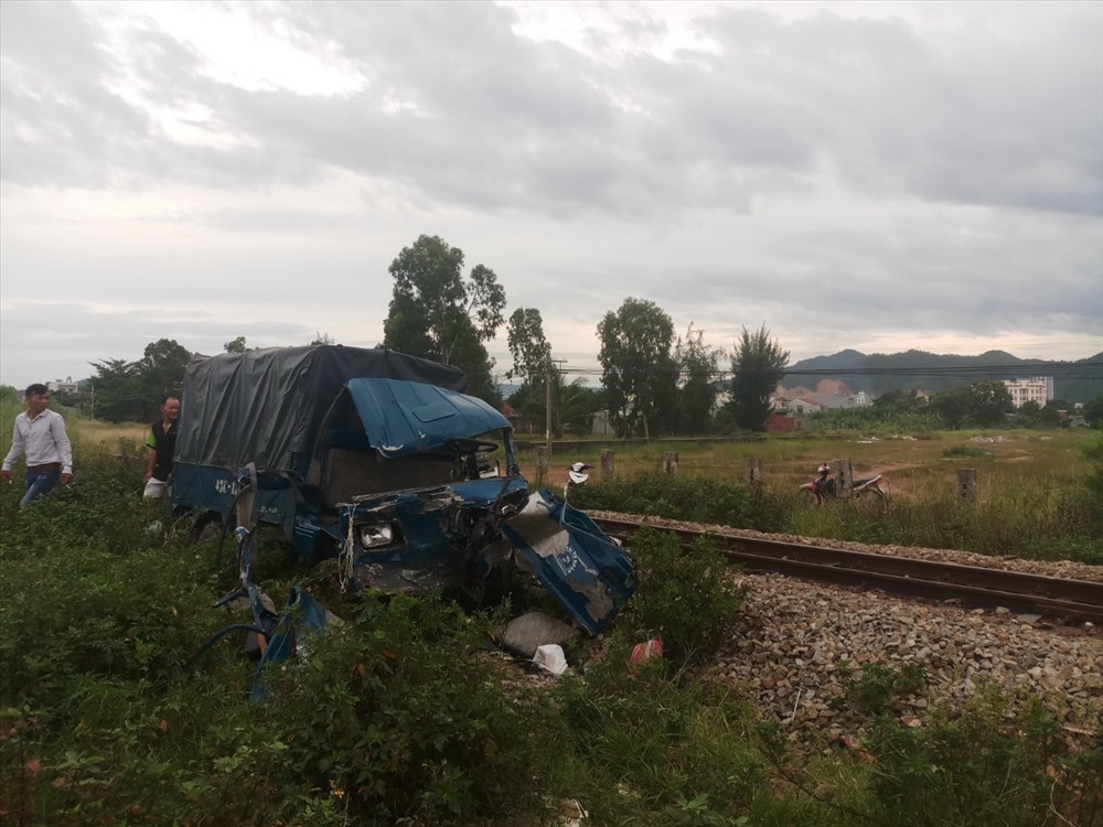 Xe ôtô tải bị tàu hỏa tông nát phần đầu. (Ảnh: H.V)