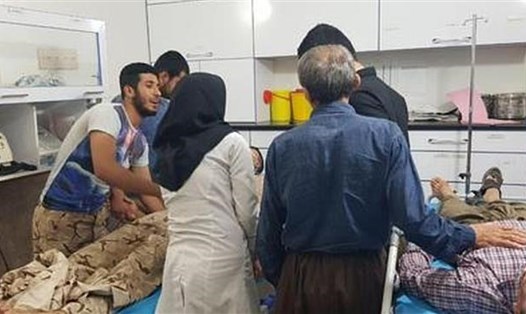 Những người bị thương trong trận động đất được đưa tới bệnh viện. Ảnh: Press TV. 