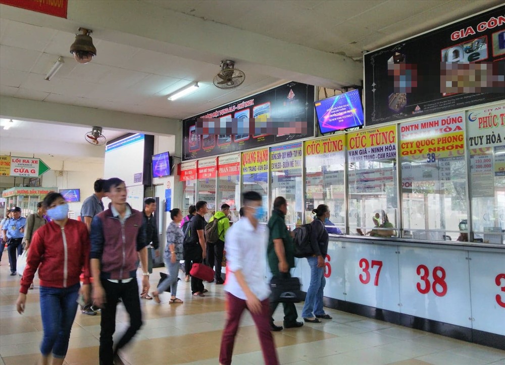 Hành khách mua vé ở Bến xe Miền Đông.  Ảnh: M.Q