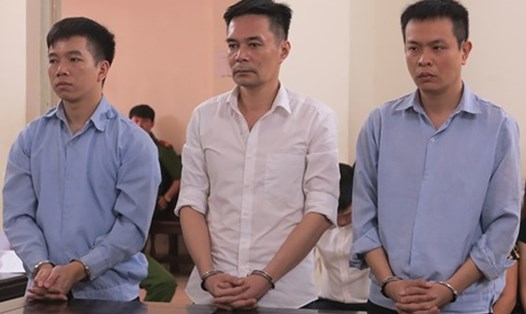 Phạm Minh Hoàng (ngoài cùng, bên phải) cùng các bị cáo tại phiên tòa. Ảnh: ML.