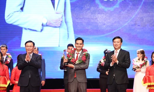 Phó Thủ tướng Chính phủ Vương Đình Huệ trao tặng kỷ niệm chương cho các doanh nhân tiêu biểu. Ảnh: ĐT