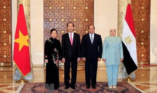 Tổng thống Ai Cập Abdel Fattah Al Sisi và Phu nhân đón Chủ tịch Nước Trần Đại Quang và Phu nhân. Ảnh: Nhan Sáng/TTXVN