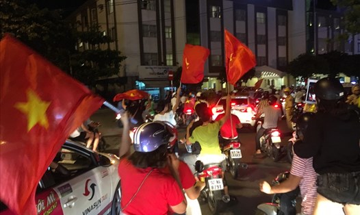 Hàng ngàn người dân Đà Nẵng xuống đường đi "bão" mừng chiến thắng của Olympic Việt Nam. (ảnh: Sơn Tùng) 