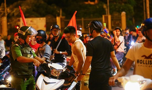 Để đảm bảo an ninh trật tự, an toàn giao thông cho hoạt động ăn mừng của người dân. Công an thành phố Hà Nội huy động 100% quân số gồm cảnh sát cơ động, cảnh sát giao thông tuần tra, chốt trực trên nhiều tuyến đường.
