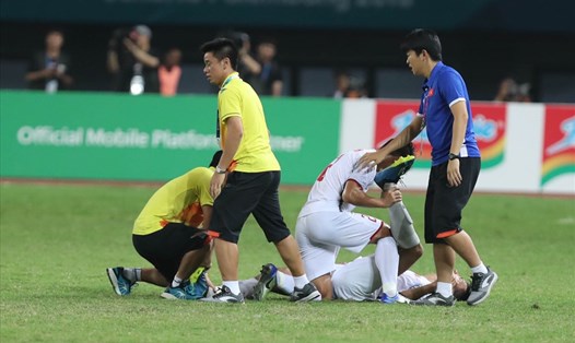 Nhiều cầu thủ U23 Việt Nam đổ dục xuống sân sau khi tiếng còi kết thúc trận đấu vang lên. Họ đã chơi với 100% sức lực để mang về chiến thắng cho U23 Việt Nam. Ảnh: Đ.Đ