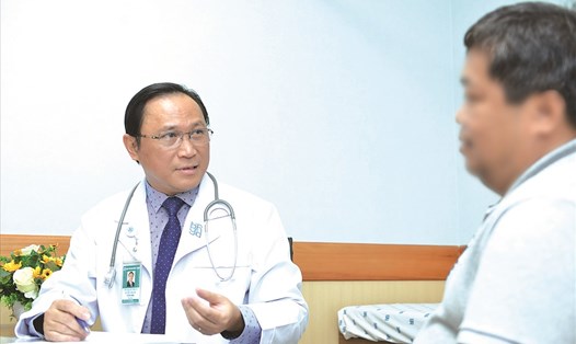 PGS.TS.BS Bùi Hữu Hoàng đang tư vấn cho người bệnh.