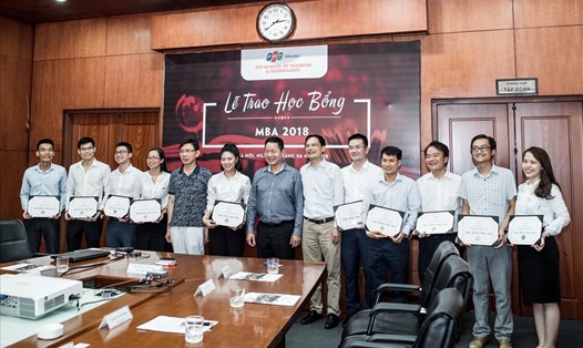 Chủ tịch FPT Trương Gia Bình trao học bổng cho các ứng viên xuất sắc đợt 1 năm 2018.