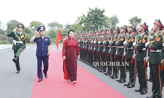 Chủ tịch Quốc hội Nguyễn Thị Kim Ngân duyệt đội danh dự.