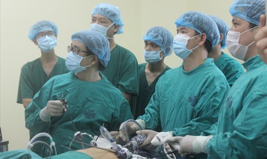 Các bác sĩ thực hiện phẫu thuật nội soi cắt u gan cho bệnh nhân