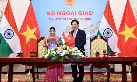 Phó Thủ tướng, Bộ trưởng Ngoại giao Phạm Bình Minh và Bộ trưởng Ngoại giao Ấn Độ Sushma Swaraj ký Biên bản thỏa thuận của Kỳ họp. Ảnh: BNG