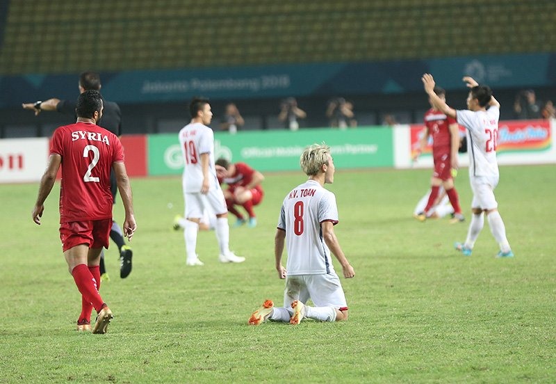 Trên áo đấu của các cầu thủ Srya lại chỉ có tên nước mà không có tên cầu thủ như thường thấy