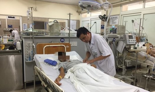 Bệnh nhân H.T.V đang được điều trị tích cực do ong đốt tại Trung tâm chống độc (Bệnh viện Bạch Mai, Hà Nội).