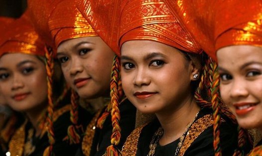 Giả thuyết lịch sử cho rằng sau thất bại của cuộc khởi nghĩa Hai Bà Trưng, một bộ phận người Việt đã lên thuyền ra khơi đến eo biển Malacca, sau đó định cư tại phía tây đảo Sumatra, Indonesia. Cũng từ đó, dân tộc người Minangkabau sống tại quốc đảo này cho đến ngày nay.