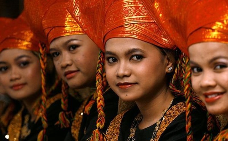 Giả thuyết lịch sử cho rằng sau thất bại của cuộc khởi nghĩa Hai Bà Trưng, một bộ phận người Việt đã lên thuyền ra khơi đến eo biển Malacca, sau đó định cư tại phía tây đảo Sumatra, Indonesia. Cũng từ đó, dân tộc người Minangkabau sống tại quốc đảo này cho đến ngày nay.