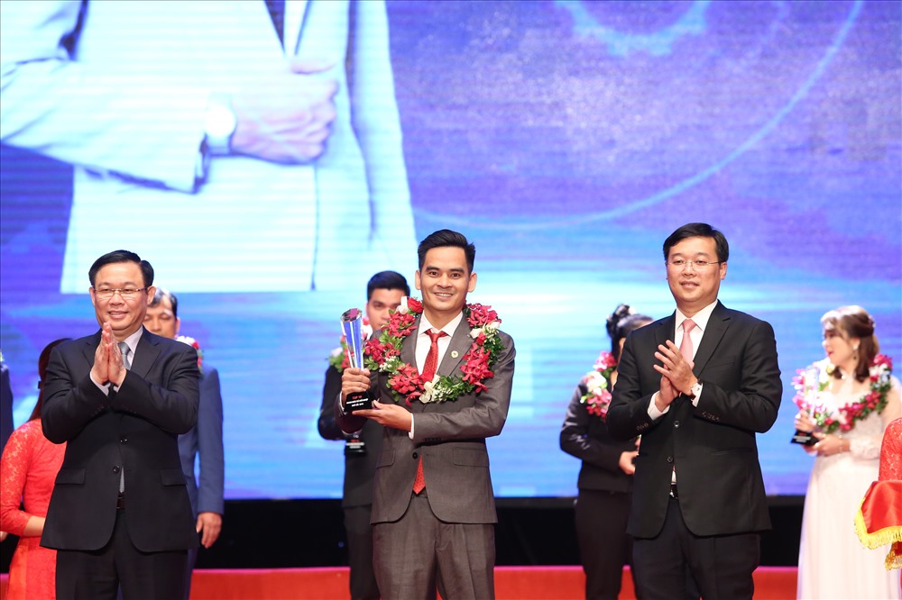 Phó Thủ tưởng Vương Đình Huệ (ngoài cùng bên trái) trao danh hiệu Doanh nhân trẻ khởi nghiệp xuất sắc 2018. Ảnh: ĐẶNG TIẾN