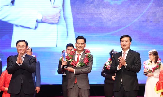 Phó Thủ tưởng Vương Đình Huệ (ngoài cùng bên trái) trao danh hiệu Doanh nhân trẻ khởi nghiệp xuất sắc 2018. Ảnh: ĐẶNG TIẾN
