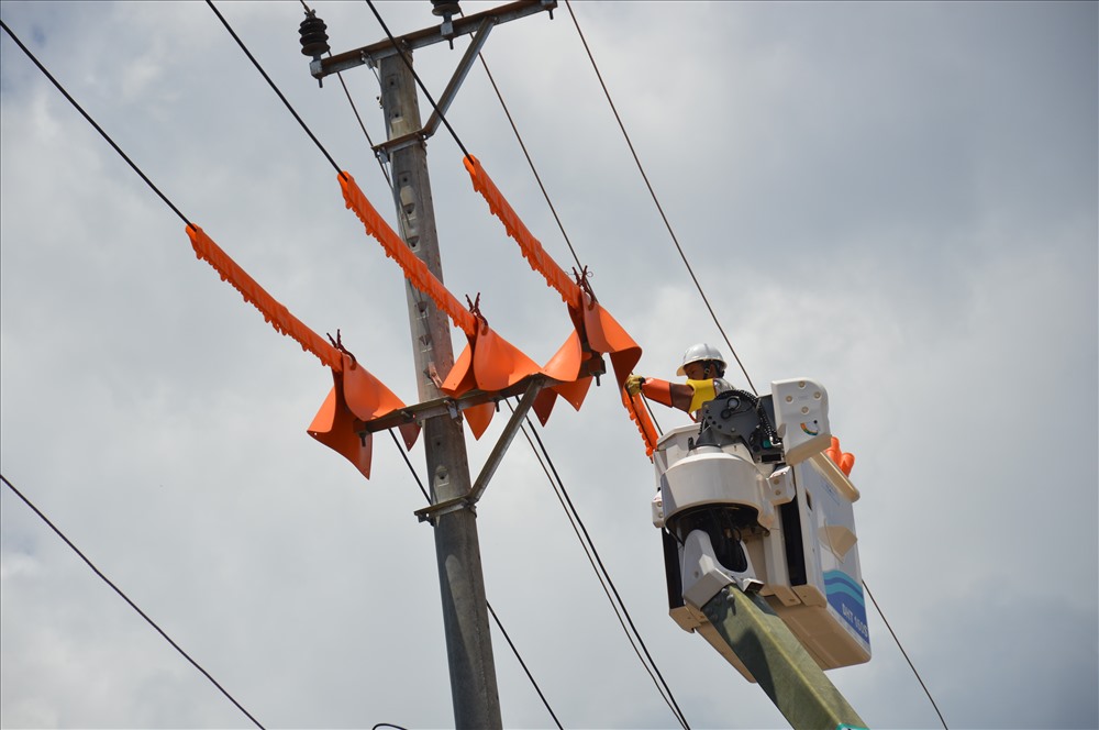 Hình ảnh công nhân thi công khi lưới điện chưa cắt.