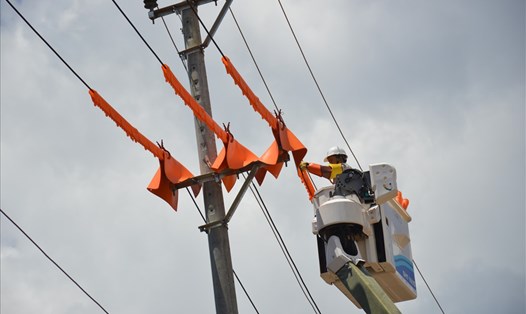Hình ảnh công nhân thi công khi lưới điện chưa cắt.