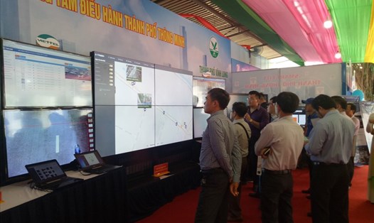 Trung tâm điều hành thông minh của Tập đoàn Viễn thông Công nghiệp – Viễn thông Quân đội (Viettel) được giới thiệu tại triển lãm "Giới thiệu sản phẩm và giải pháp Công nghệ Thông tin - Truyền thông" hôm 28.8 ở tỉnh Vĩnh Long.