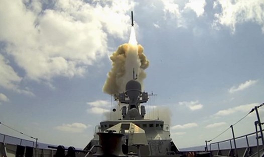 Tàu hải quân Nga phóng tên lửa hành trình Kalibr ở Địa Trung Hải năm 2016. Ảnh: AP