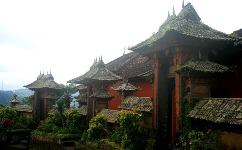 Trong ngôi làng cổ gần núi lửa Agung