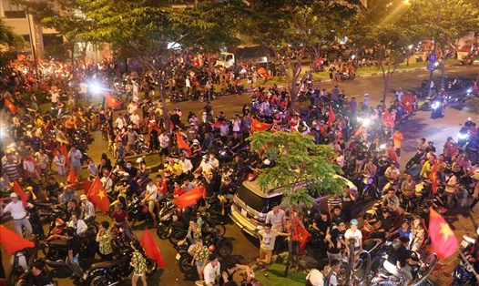 Dòng người tràn xuống đường để cổ vũ cho đôi tuyển U23 Việt Nam