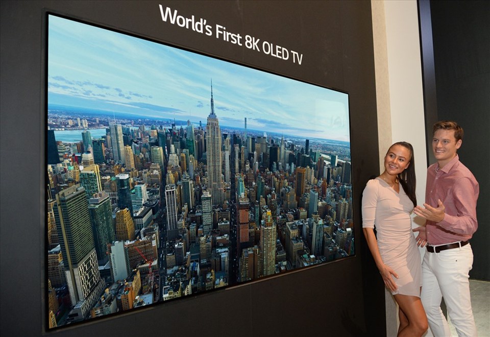 Chiếc TV OLED độ phân giải 8K đầu tiên trên thế giới. Chiếc TV OLED độ phân giải 8K đầu tiên trên thế giới.