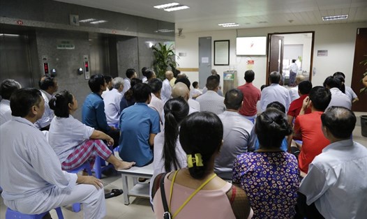 Bệnh nhân tập trung ở sảnh lớn của Viện Huyết học - Truyền máu Trung ương cổ vũ cho U23 Việt Nam