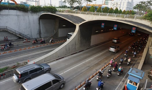 Hầm sông Sài Gòn cấm xe máy từ 20h ngày 2.9 – 4h ngày 3.9 để phục vụ bắn pháo hoa mừng lễ 2.9.  Ảnh: M.Q