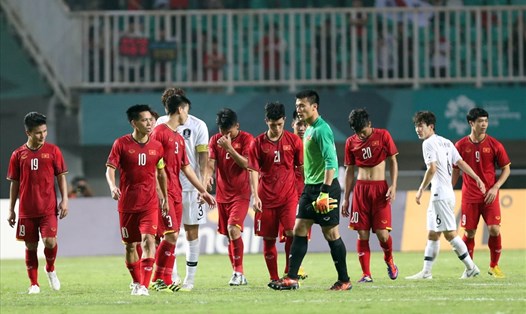 U23 Việt Nam buồn bã và thất thần sau trận thua 1-3 trước U23 Hàn Quốc, qua đó lỡ giấc mơ vàng ASIAD 18. Ảnh: Đ.Đ