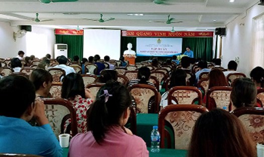 Buổi tập huấn nghiệp vụ công tác CĐ 2018 cho các cán bộ CĐCS do CĐ các KCN Phú Thọ tổ chức. Ảnh: T.C.A
