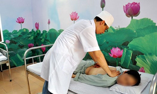 Bác sĩ Bệnh viện Y dược cổ truyền Quảng Ninh đang chăm sóc bệnh nhân. Ảnh minh họa: B.V