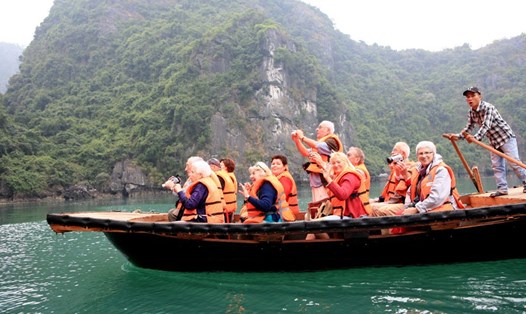 Vịnh Hạ Long - Di sản thiên nhiên thế giới, một thắng cảnh của VN luôn thu hút khách du lịch thế giới.