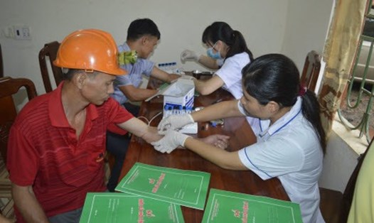 Khám sức khỏe cho công nhân khai thác chế biến mỏ thiếc – Bismuts Tây Núi Pháo thuộc Công ty Cổ phần Kim Sơn.