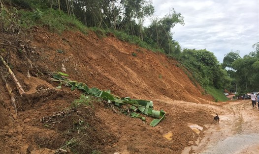 Sạt lở đất nghiêm trọng tại xóm Máy Giấy, xã Dân Hạ, huyện Kỳ Sơn, Hoà Bình Ảnh: Phan Hậu