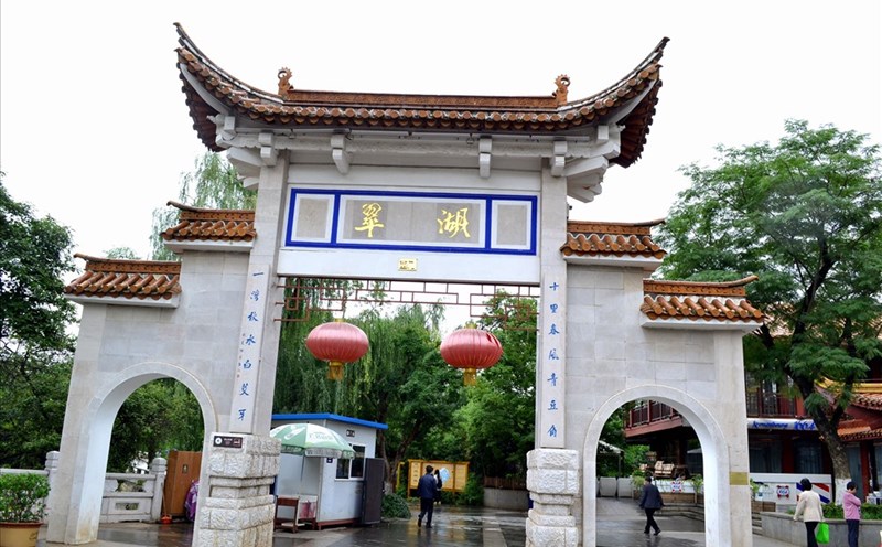 Cổng phía Tây dẫn vào Thúy Hồ. Ảnh: Lục Tùng