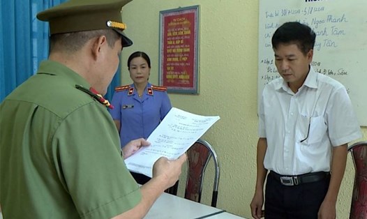 Đại diện Cơ quan an ninh điều tra Công an tỉnh Sơn La đọc lệnh khởi tố bị can Trần Xuân Yến.
