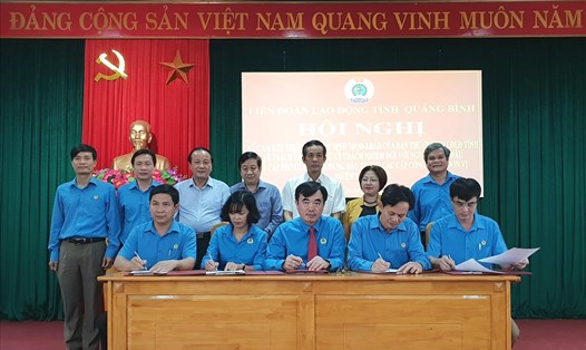 Lãnh đạo tỉnh Quảng Bình chứng giám lễ ký kết đối với các lãnh đạo công đoàn. Ảnh: Lê Phi Long