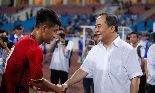 Thứ trưởng Lê Khánh Hải xuống sân động viên các cầu thủ sau khi trận đấu kết thúc. 