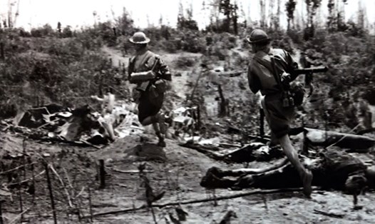 “Xốc tới”: Các chiến sĩ Đại đội 11 (Sư đoàn 324) truy kích địch tại mặt trận Đường 9. Ảnh do BTC cung cấp