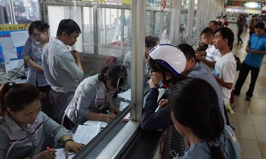Hành khách mua vé xe ở Bến xe Miền Đông.  Ảnh: M.Q