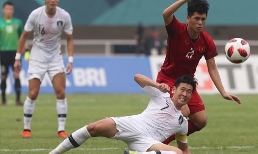 Son Heung-min khiến hàng phòng ngự U23 Việt Nam phải vất vả theo kèm trong trận bán kết với U23 Hàn Quốc. Ảnh: AFC