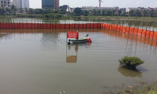 Các chuyên gia Nhật đang xử lý nước hồ Hùng Thắng. Ảnh: Nguyễn Hùng